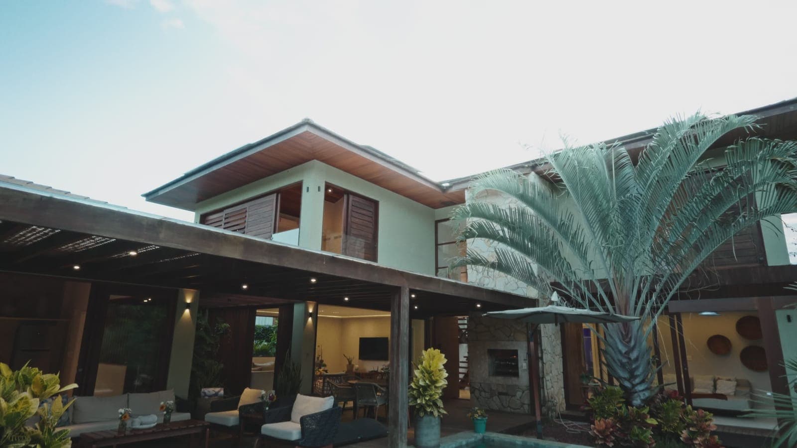 Villa moderna al tramonto con piscina: esempio dell’immagine che un rendering di esterni fotorealistico deve ottenere