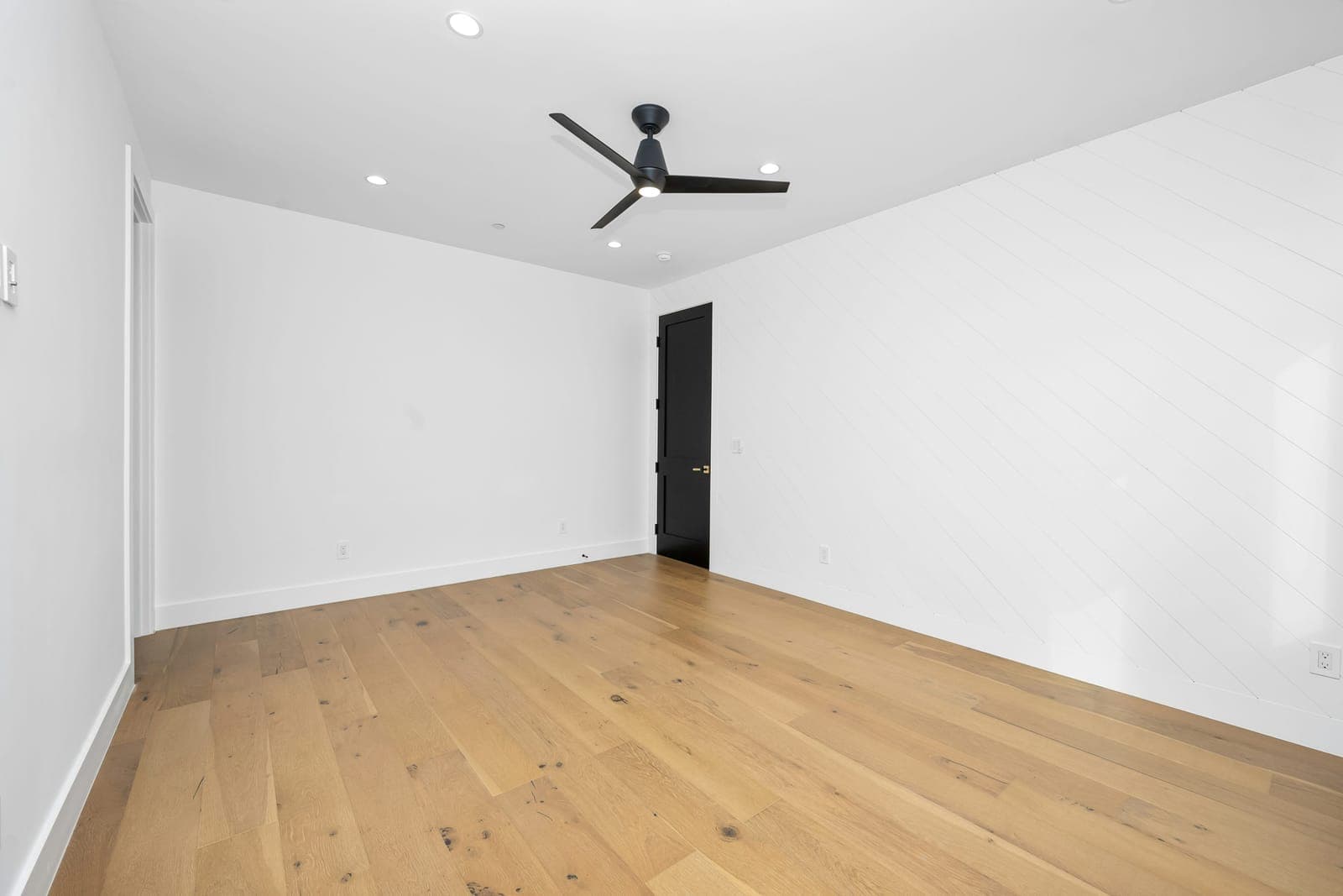 Stanza vuota con parquet da arredare: il punto di partenza tipico quando si cerca un programma per arredare casa gratis